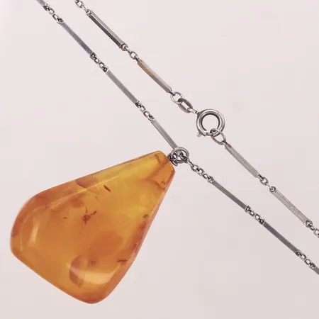 Kedja med integrerat hänge, troligen bärnsten, längd 63cm, bredd 1,3-48mm, silver 835/1000 Vikt: 18,8 g