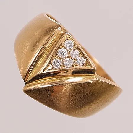 Ring med 6 diamanter, 0,18ctv enligt gravyr, Ø20½, bredd: 5-14,8mm, 18K, 8,7g Vikt: 8,7 g