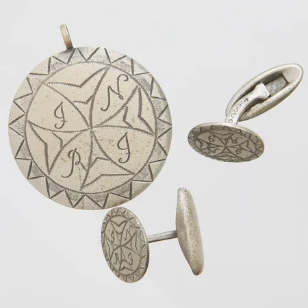 Diverse silver, manschettknappar, hänge, monogram, gravyrer, silver  Vikt: 32,9 g