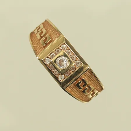 Klackring med vita stenar, stl 19½ bredd 3-8mm, 14K  Vikt: 5,7 g