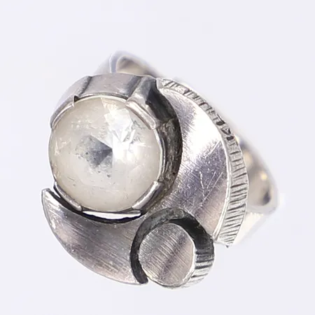 Ring med vit sten, Karl Laine, Finnfeelings Finland, justerbar storlek, bredd 4-18mm, silver 925/1000 Vikt: 6,2 g