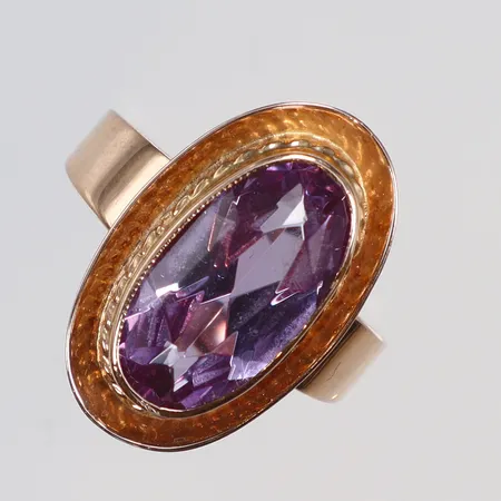Ring med lila slipad sten, troligen ametist stl 17½ bredd 2-21mm, sovjetiska stämplar, 14K Vikt: 5,3 g