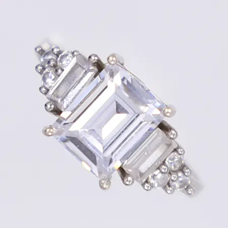Ring med vita stenar, stl 18, bredd 1,5-10mm, silver 925/1000 Vikt: 3,2 g