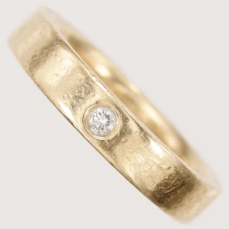 Ring med diamant 1 x ca 0,02ct, stl: 17¼, bredd: 4mm, gravyr, bruksslitage, repor, 14K guld.  Vikt: 5,3 g