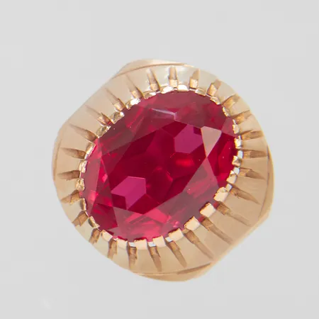 Ring, syntetisk rubin, stl 18, bredd 6,5-29,5mm, ryska stämplar, 14K, bruttovikt: 10,8g.