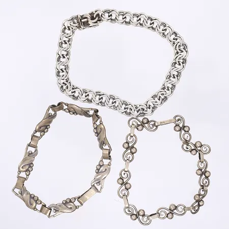 Tre armband, slitage, silver 830/1000 Vikt: 34,8 g