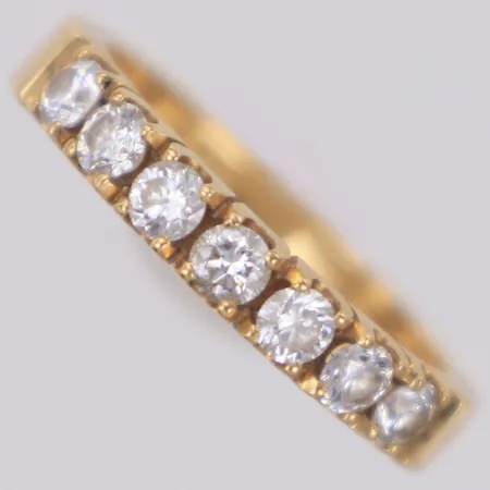Ring, halvallians, med briljantslipade diamanter 7xca0,10ct, stl 17¼, bredd 3,4mm, 18K Vikt: 4,5 g