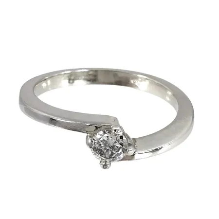 Diamantring, 18K vitguld, Diamant 0,15ct, Ø mellan 16¼ och 16½ mm, bredd 1 - 4,3 mm Vikt: 2,7 g