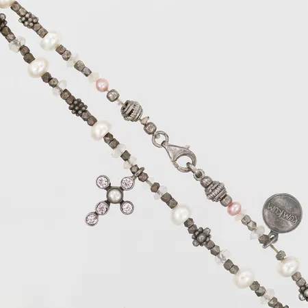 Collier med olikfärgade pärlor och stenar, KumKum, längd: 46,4cm, bredd: 7mm, hänge höjd inkl. ögla: 21mm, hänge bredd: 13mm, bruksslitage, 925/1000 silver, bruttovikt: 26,3g. 