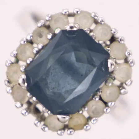 Ring med blå och vita stenar, stl 16½, bredd 1,7-15,3mm, en sten saknas, silver 925/1000 Vikt: 4,9 g