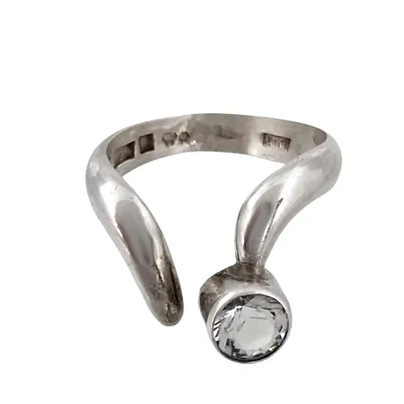 Retro Ring, silver 925/1000, Bergkristall, Ø18½ mm, skena bredd 4 mm, fattning till sten Ø6 mm, Bengt Hallberg Köping 1975, sten utan anmärkning Vikt: 4,8 g