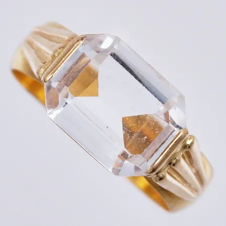 Ring med vit sten, stl: 16½, bredd: ca 5-8mm, Wahlberg Aktiebolag A U år 1939, graverad, 23K Vikt: 4,8 g