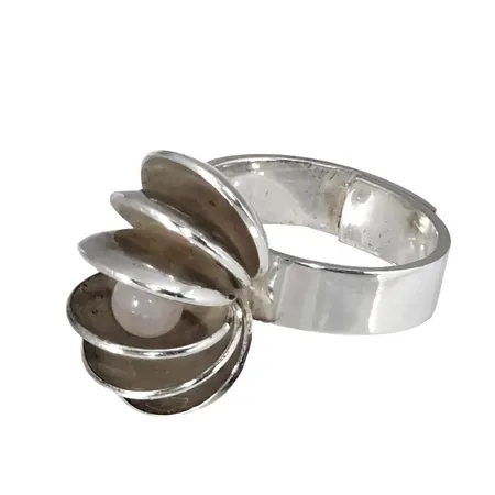 Retro Ring Finland, silver 925/1000, sannolikt Elis Kauppi för Kupittaan Kulta, Ø18,0 mm, justerbar skena, rörlig sten (klot) i mitten, bredd 5,5-20 mm, svensk kontroll/importstämpel på skenans utsida  Vikt: 9,4 g