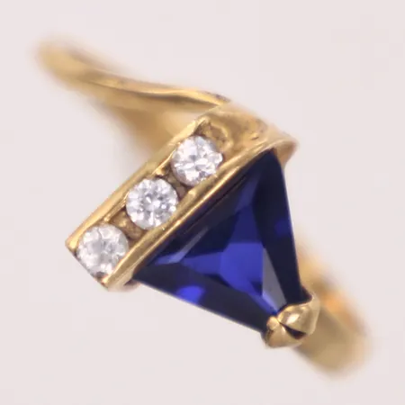 Ring med blå och vita stenar, stl 16¼, bredd 0,8-9,7mm, 14K Vikt: 1,6 g