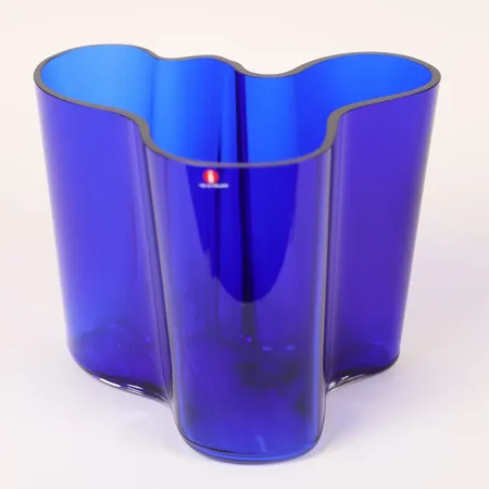 Vas "Savoy" formgiven Alvar Aalto för Iittala, blå, signerad: 653/1993, höjd 16cm, originalkartong med broschyr, bruksslitage på undersidan