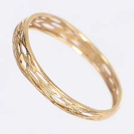 Ring med genombruten dekor, stl 17¾, bredd 2-3mm, 18K, något bucklig skena Vikt: 1 g