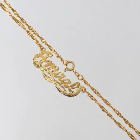 Collier med integrerat namnbricka, längd längd 46cm, bredd 2,4-13,5mm, 18K.  Vikt: 7,3 g