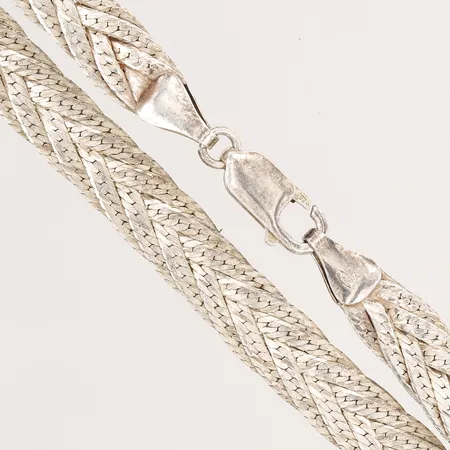 Collier, flätad länk, längd 42cm, bredd 8mm, slitage, 925/1000 silver. Vikt: 21,7 g