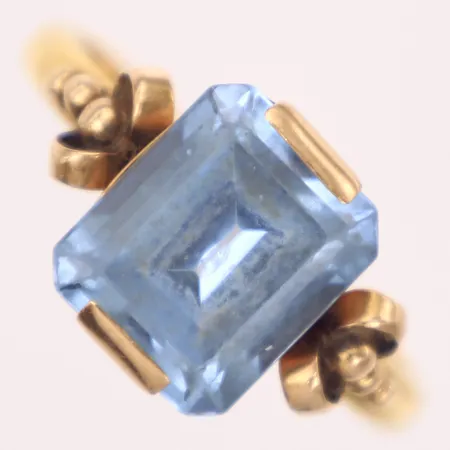 Ring med blå sten, stl 20¾, bredd 2,6-13,1mm, slitage, fattning i 18K, 23K  Vikt: 7,4 g