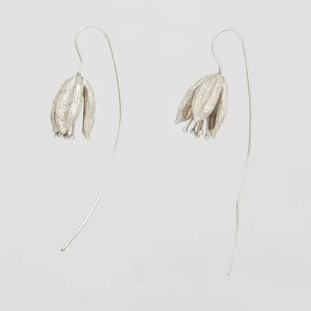 Ett par örhängen, blommor, längd ca 70mm, bredd 1-12,5mm, skeva krokar, 925/1000 silver Vikt: 7,6 g