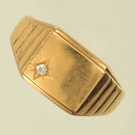 Klackring med vit sten, stl 21½, bredd 4-11mm, repig, 18K, 4,2g Vikt: 4,2 g