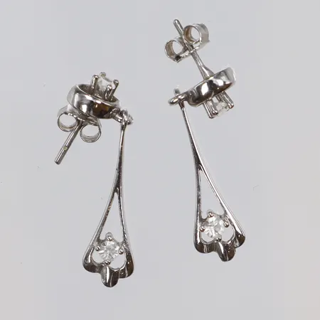 Ett par Örhängen med vita stenar 6x30mm, silver 925/1000 Vikt: 2,8 g