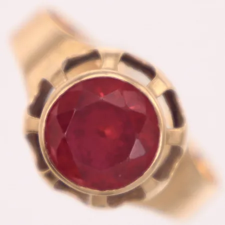 Ring med röd sten, stl 16½, bredd 3,4-11mm, Finland, små nagg på sten, 14K  Vikt: 2,2 g