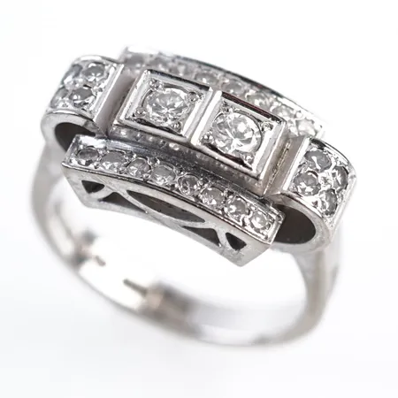 Ring m diamanter 0,57ct TW W VVs enligt gravyr, vitguld, stl 17½(54), bredd 10mm, 18k Vikt: 7,2 g