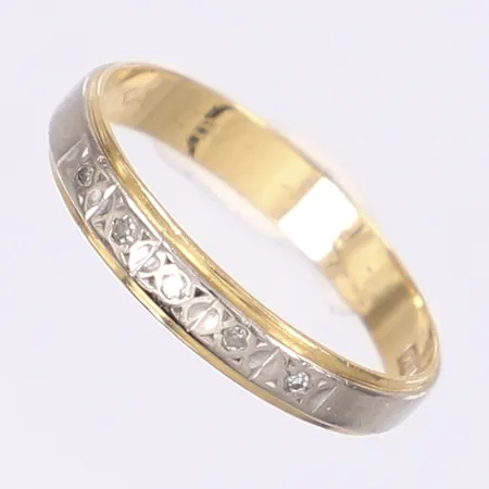 Ring med vita stenar,  stl 18, bredd 3mm, vitguld/rödguld, 18K, gravyr Vikt: 2,1 g