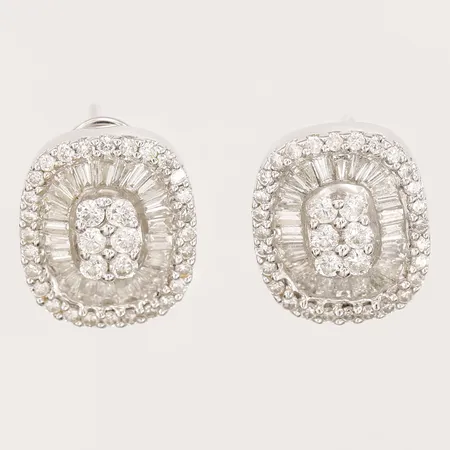 Ett par örhängen med diamanter 12 x ca 0,02ct, 56 x ca 0,01ct samt 44 x ca 0,03ct baguetteslipade, längd 14mm, bredd 12mm, vitguld, 18K  Vikt: 6,9 g