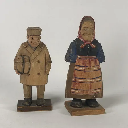 Träfigurer, paret, Lorens Larsson, 14-16cm, delvis bemålade, smärre slitage Skickas med paket.