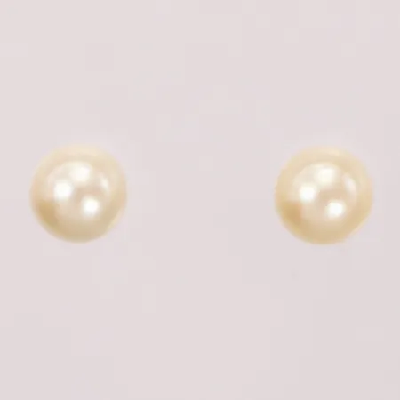 Ett par örhängen med imitationspärlor, Ø6,2mm, en snurrebuss i silver, vitmetall  Vikt: 0 g