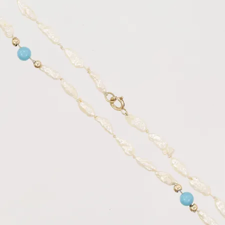 Collier med keshipärlor samt turkosa glasstenar, lås samt kulor av 14K guld, längd 50 cm, i behov av omträdning.   Vikt: 0 g
