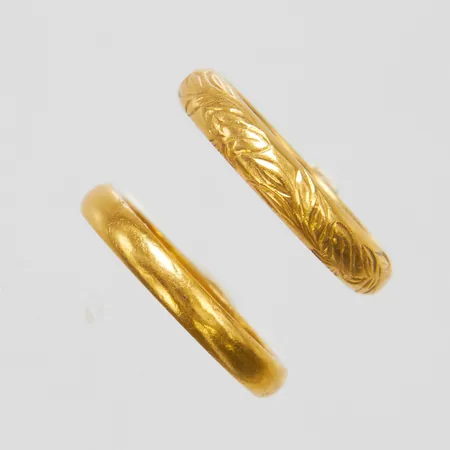 Två ringar, stl 16½-17, bredd 3-3,5mm, gravyrer, 23K Vikt: 12,1 g