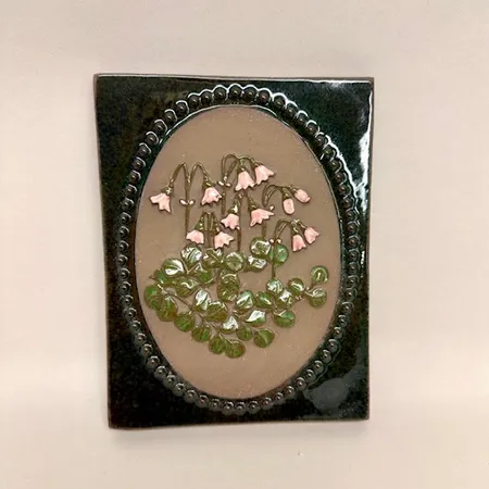 Väggplakett, 17x13cm, Linnea, Smålands landskapsblomma, 877, Jie Keramik, Gantofta  Skickas med paket.