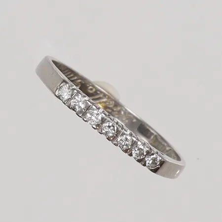Ring i vitguld med diamanter 7xca0,02ct stl 17¼ bredd 2mm, gravyr, SSÄ, 18K Vikt: 2 g