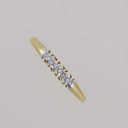 Alliansring 4 diamanter 0,01ct, Ø 18 mm Bredd 1,5 - 3 mm, 18k Vikt: 1,5 g