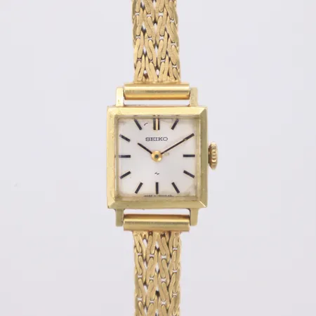 Damur Seiko, ca 16,5x 16,5mm, manuell, gravyr, saknar visare, fungerar ej, 14K, med länk, längd 16cm/16,5cm, bredd 7-8mm, 18K. Bruttovikt: 24,4g