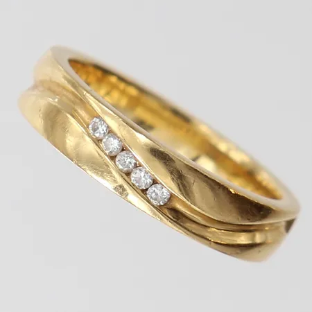 Ring med briljantslipade diamanter tot 0,06ctv enligt gravyr, stl: 16¼, bredd 4,5mm, GHA, 18K.  Vikt: 5,8 g