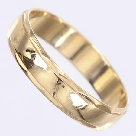 Ring, stl 21¼, bredd 5mm, tillv. Schalins, gravyr, 18K  Vikt: 4,5 g