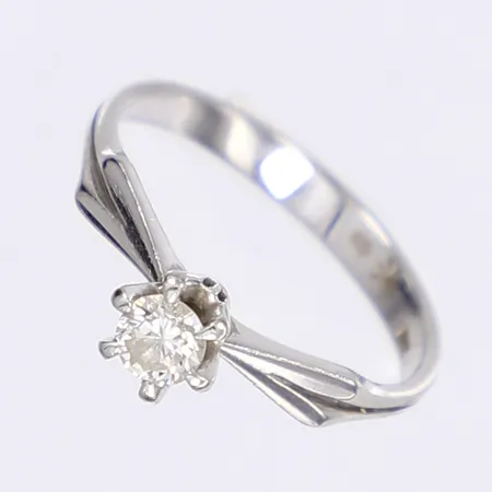 Ring med diamant 1x 0,23ct enl. gravyr, stl 17, bredd 3-5mm, importstämpel, vitguld 18K Vikt: 2,4 g