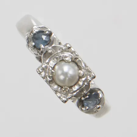 Ring, odlad pärla, safirer, stl 17¾, bredd 1,5-6,5mm, lös pärla, gravyr, vitguld, 14K Vikt: 3 g