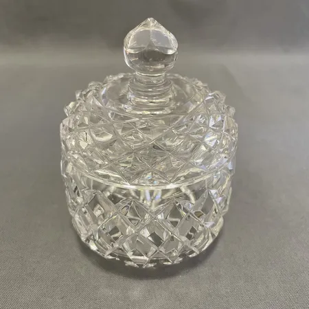 Glasskål med lock, höjd ca 11,5cm, klarglas. 