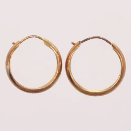 Ett par örhängen creoler, ca Ø15mm, bredd 4mm, skeva, förgyllt silver 830/1000 Vikt: 0,6 g