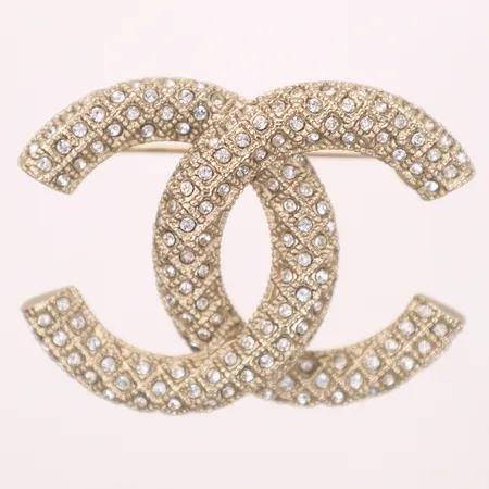 Brosch, Chanel, CC-logo med kristaller, längd 50mm, bredd 38,4mm,  stämplad Chanel A20K, vitmetall, made in France, orginalask med blomma, kvitto Stockholm 2021.