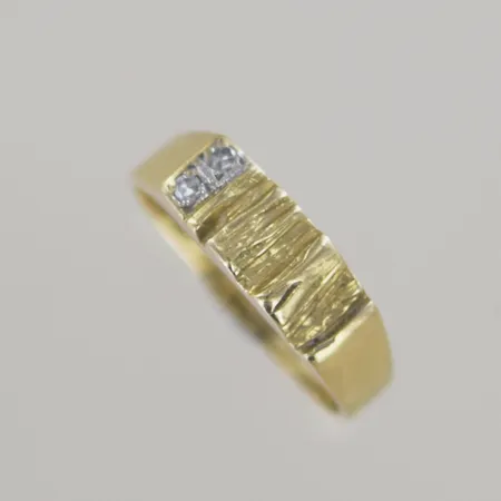 Ring med diamanter 0,04ct totalt, Ø 17 mm, 18k Vikt: 4,1 g