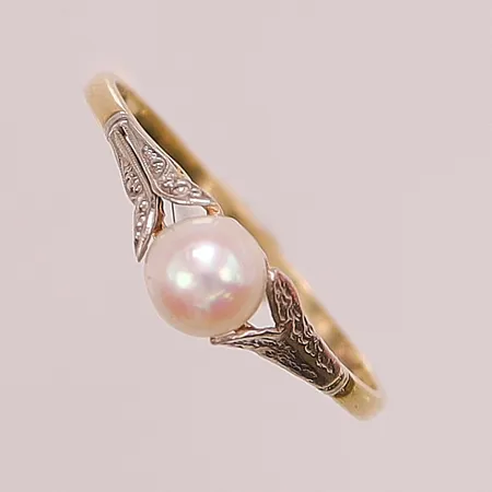 Ring, odlad pärla, Ø17½, bredd: 1-5,1mm, vitguldsdetaljer, 14K, 1,3g.