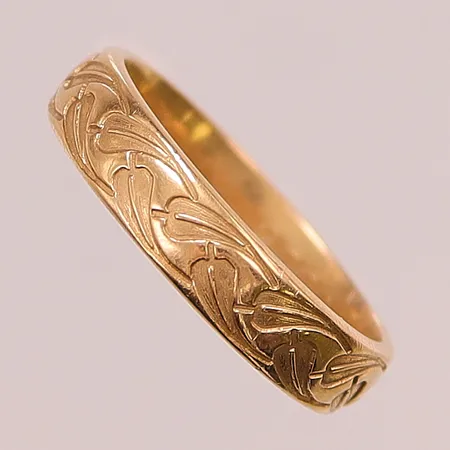 Ring, mönstrad, Ø17½, bredd: 4,5mm, gravyr, 18K, 5,2g.