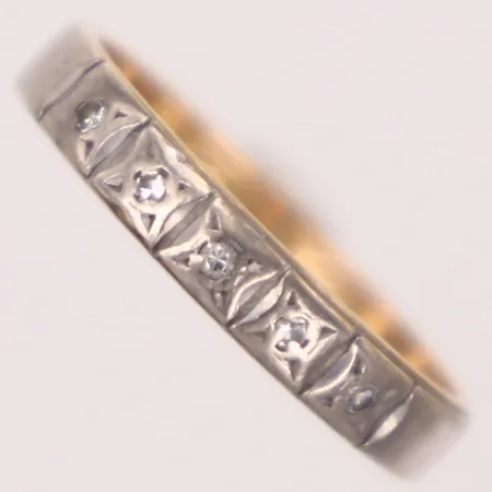 Ring med diamanter 5xca0,01ct åttkantslipade, stl 16¾, bredd 3,3mm, gravyr, 14K  Vikt: 2,5 g