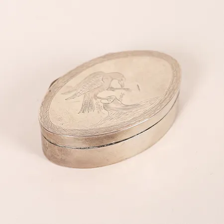 Snusdosa, Empire, Lars Petter Wallerstedt, Nyköping, 1819, dekor av falk, längd ca 7cm, åldersbetingat slitage, märken, äldre gravyr. .  Vikt: 35,1 g